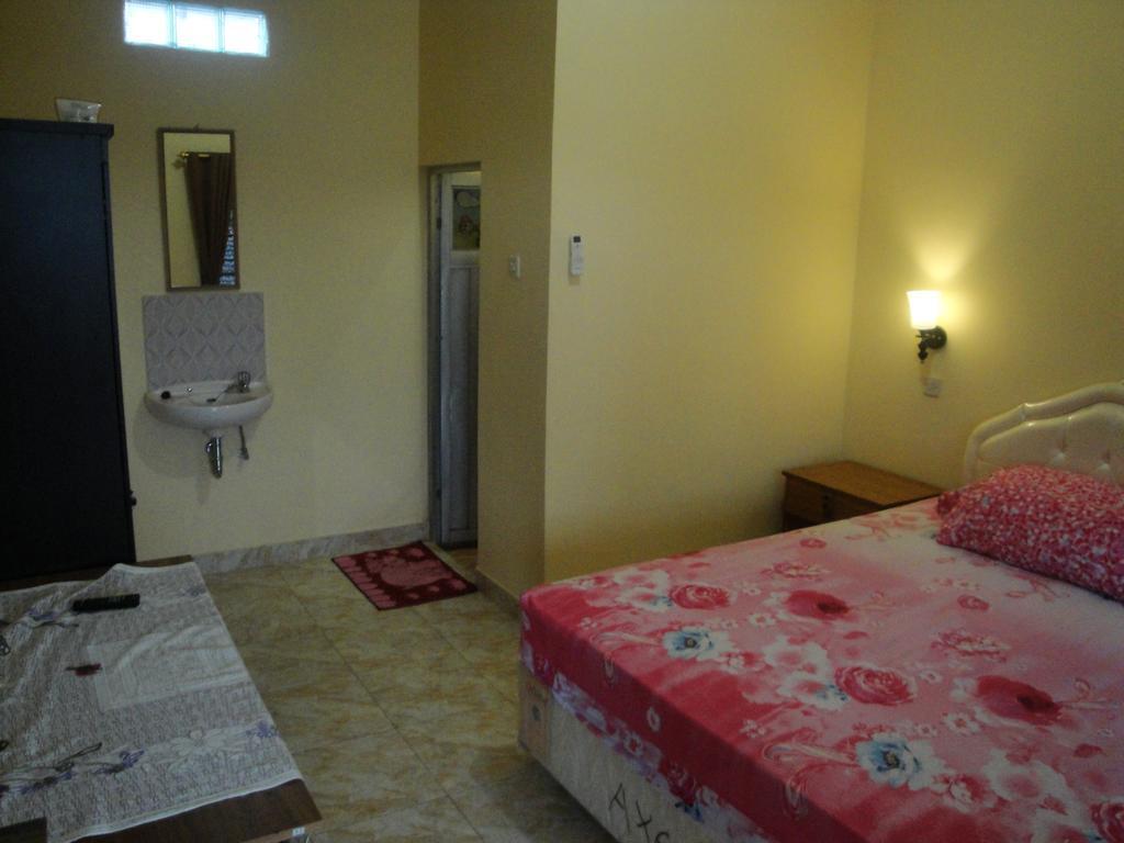 Puji Homestay マタラム エクステリア 写真