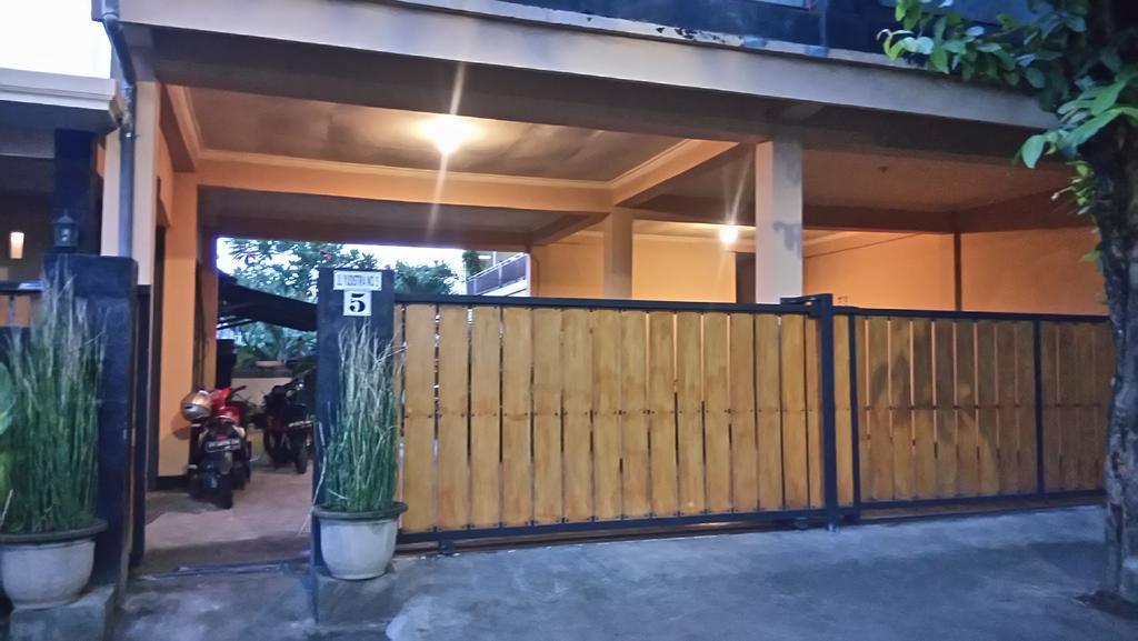 Puji Homestay マタラム エクステリア 写真